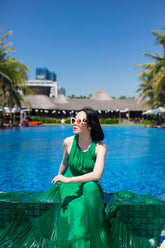 Robe longue en organza de soie avec décolleté licou et volants fluides pour une élégance de villégiature et de soirée